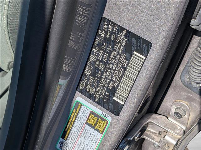 Used 2025 Hyundai Elantra SEL image 12