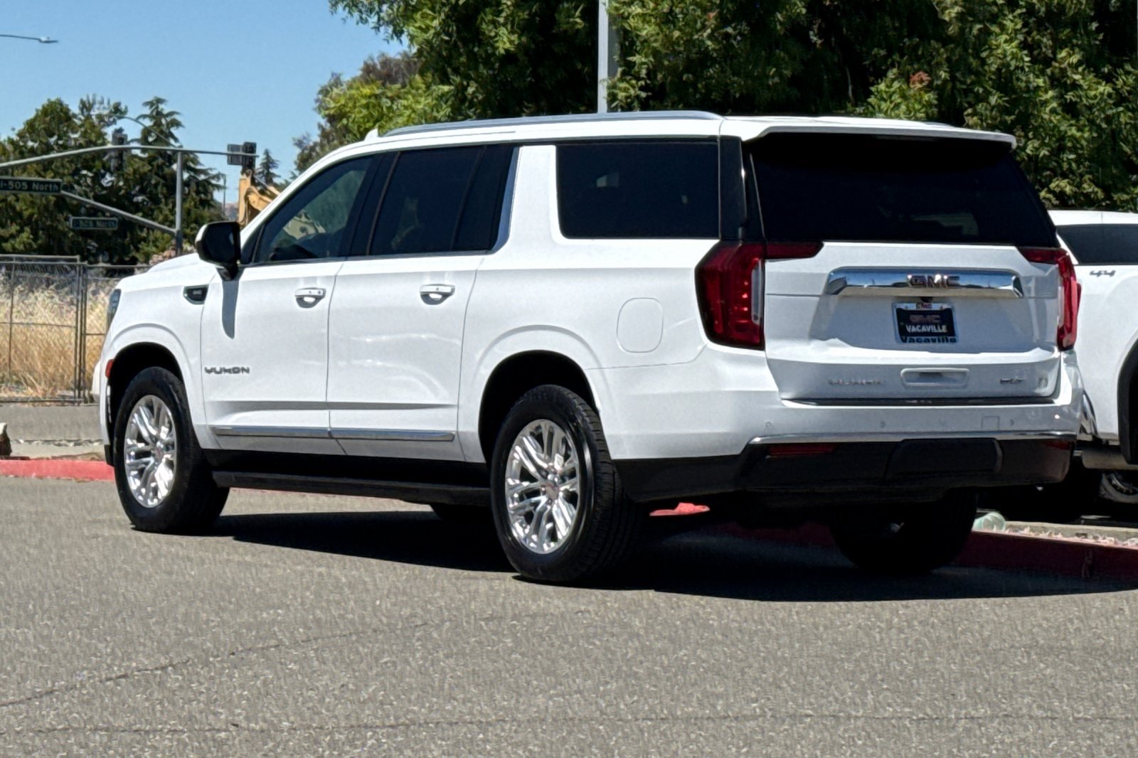 Used 2023 GMC Yukon XL SLT AWD/4WD image 7