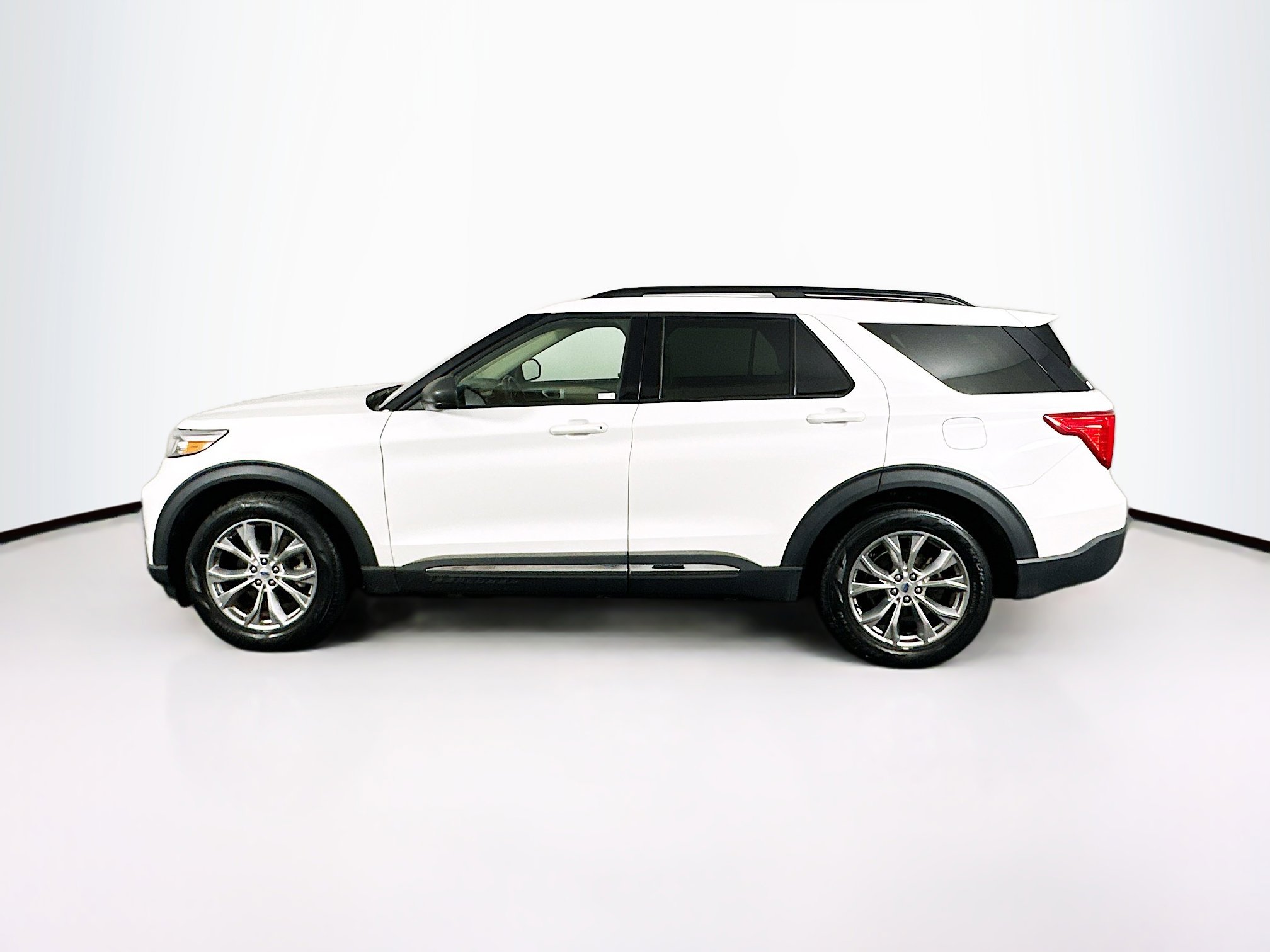 Used 2022 Ford Explorer XLT w/ Equipment Group 202A image 4