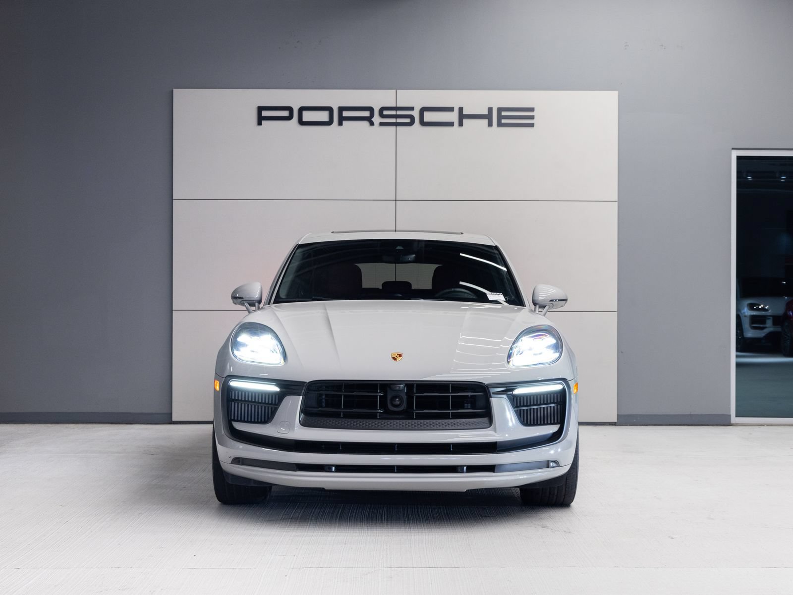 Certified 2023 Porsche Macan S AWD/4WD image 10
