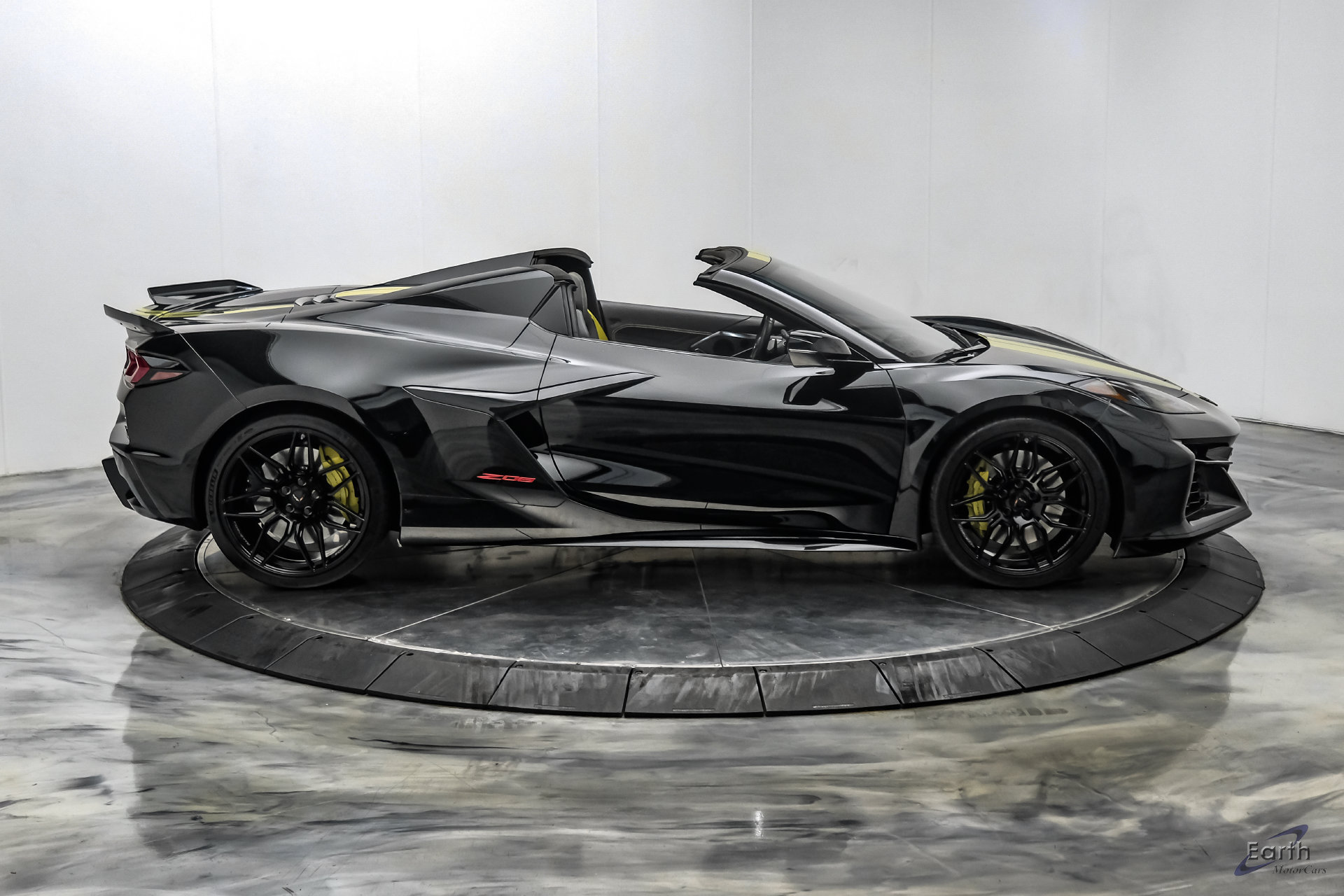 Used 2023 Chevrolet Corvette Z06 w/ Stealth Interior Trim Package RWD image 26