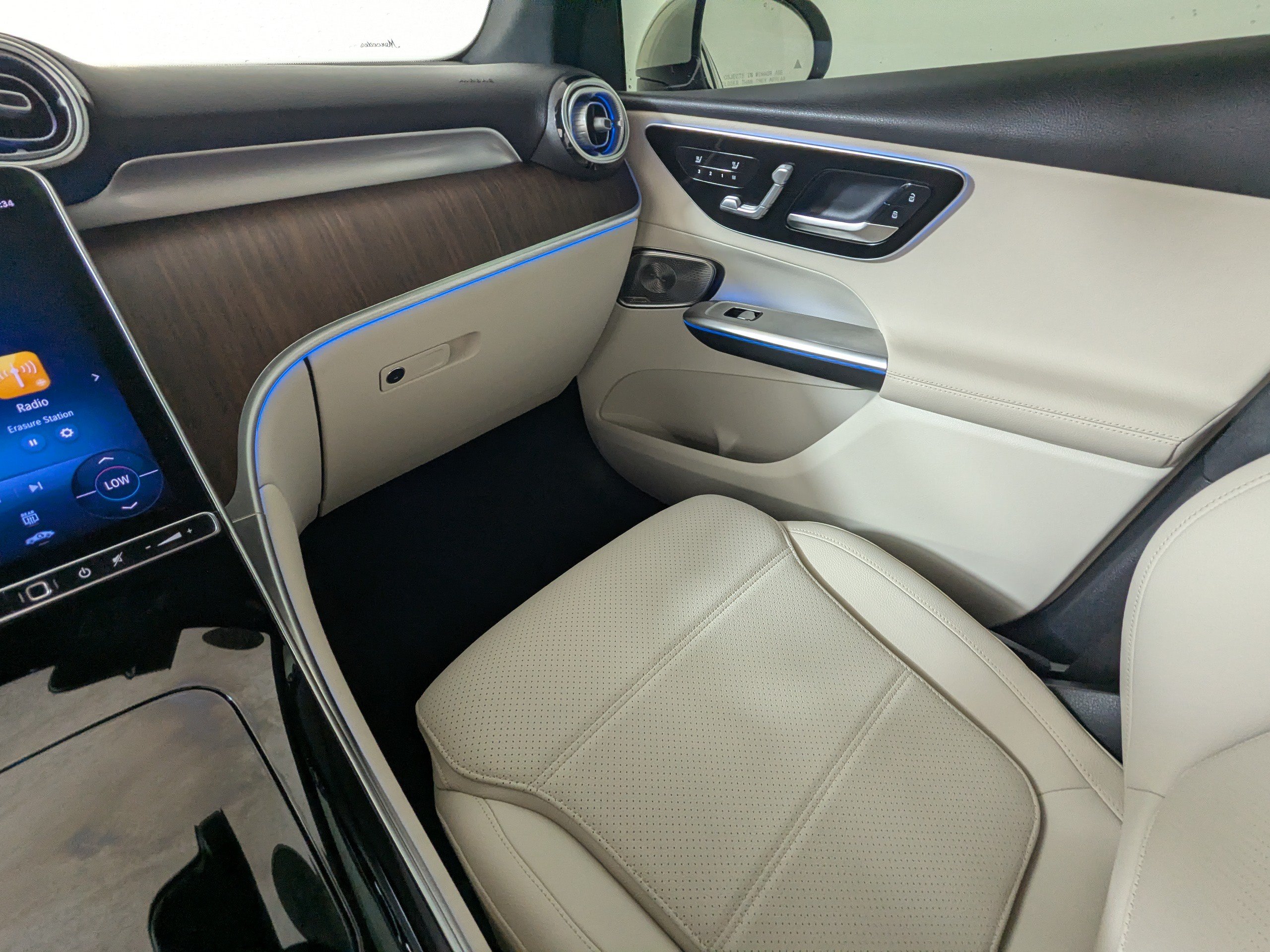 Used 2025 Mercedes-Benz GLC 300 image 13