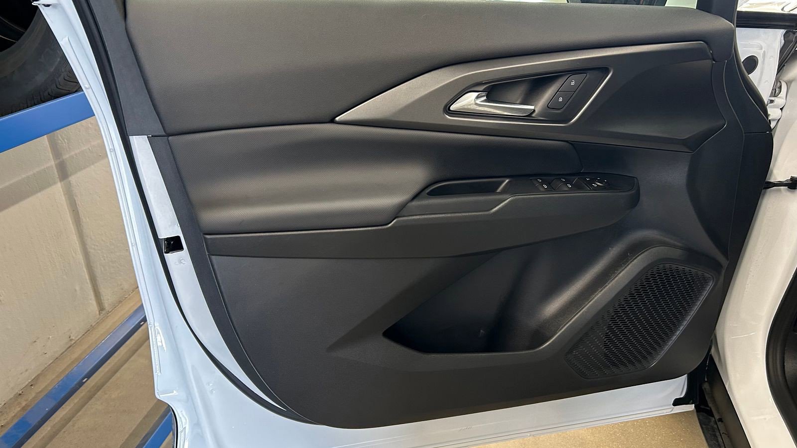 Used 2025 Chevrolet Equinox EV LT w/ Comfort Package image 9