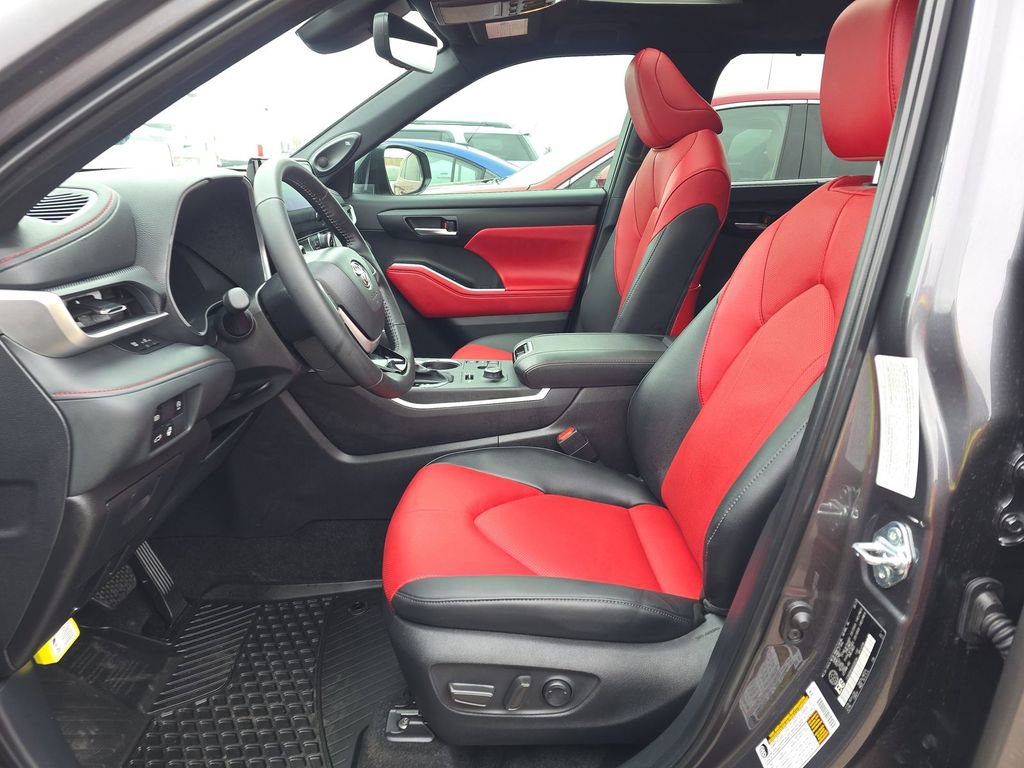 Used 2025 Toyota Highlander Limited image 3