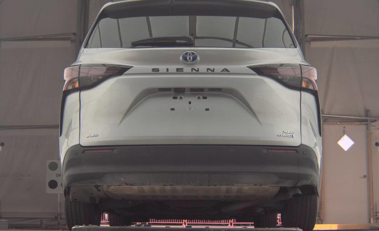 Used 2023 Toyota Sienna XLE image 4