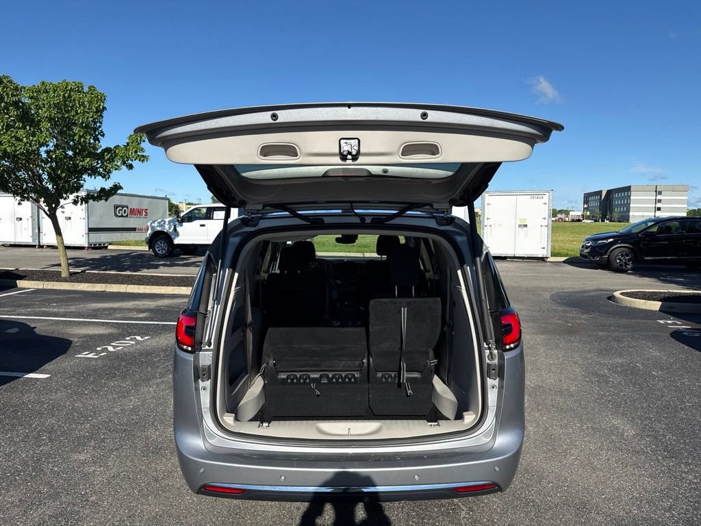Used 2021 Chrysler Pacifica Touring w/ Uconnect Theater Family Group FWD image 8