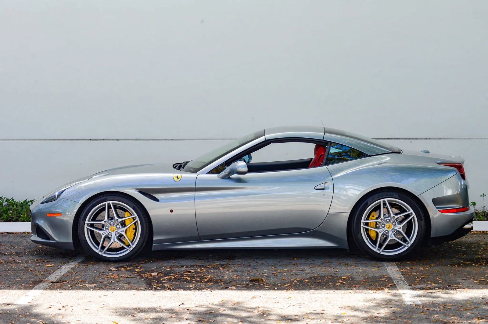 Used 2015 Ferrari California T RWD image 7