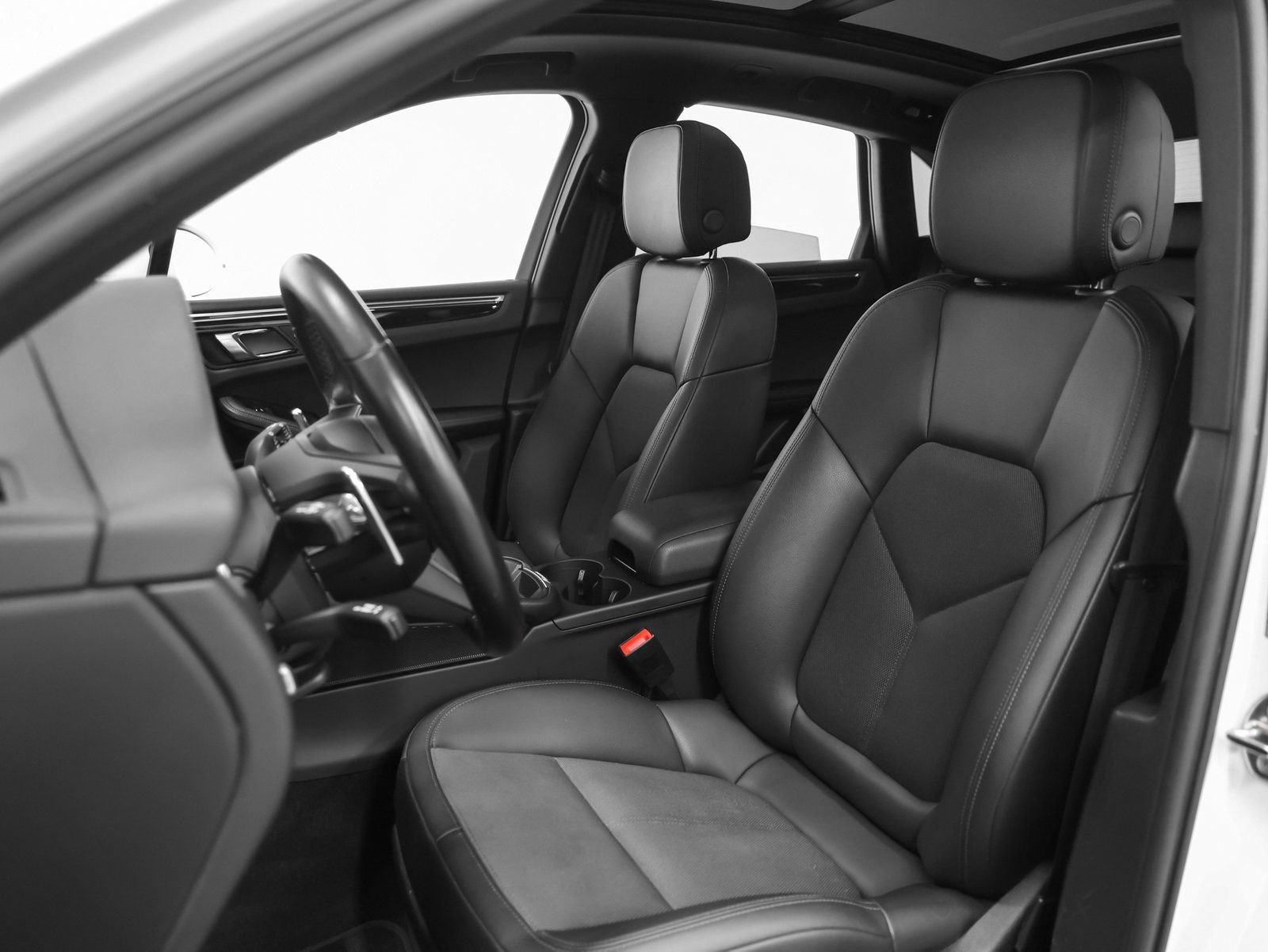 Certified 2022 Porsche Macan image 39