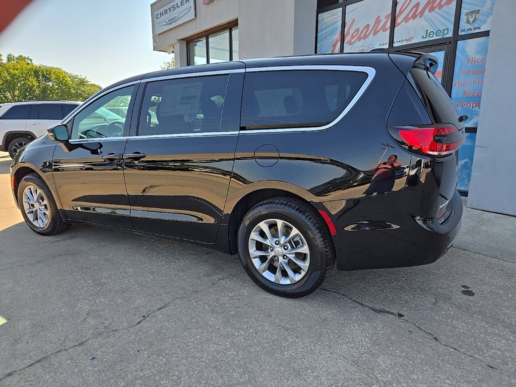 New 2027 Chrysler Pacifica Select w/ Family Tech Group AWD/4WD image 7