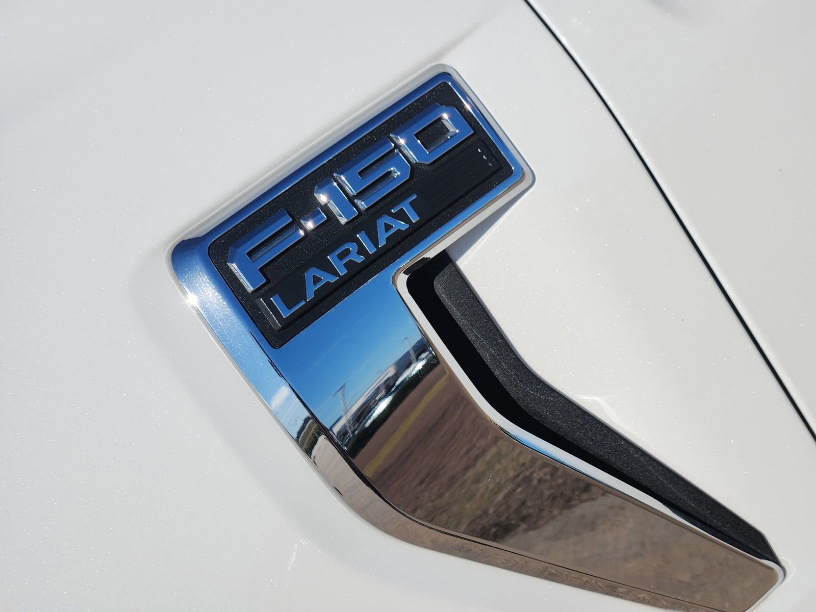 Used 2023 Ford F150 Lariat w/ Trailer Tow Package image 16