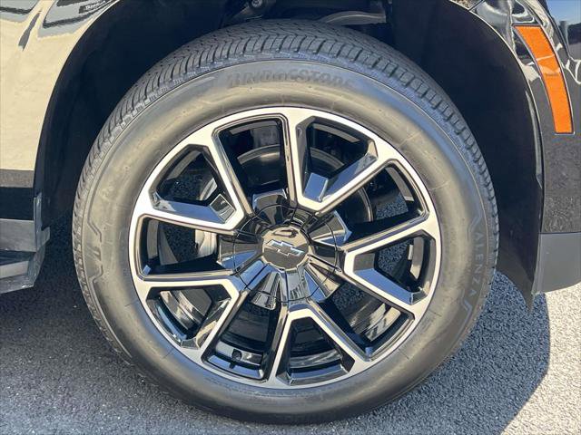 Used 2025 Chevrolet Suburban RST w/ Comfort Package AWD/4WD image 9