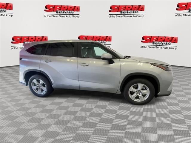 Certified 2024 Toyota Highlander LE image 3