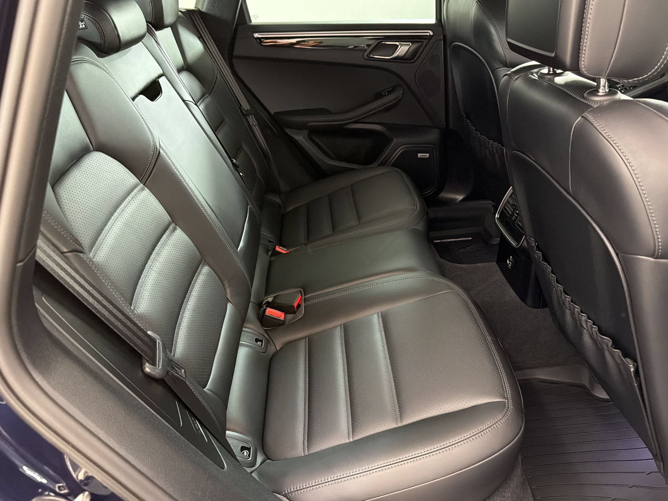 Certified 2020 Porsche Macan Turbo AWD/4WD image 33