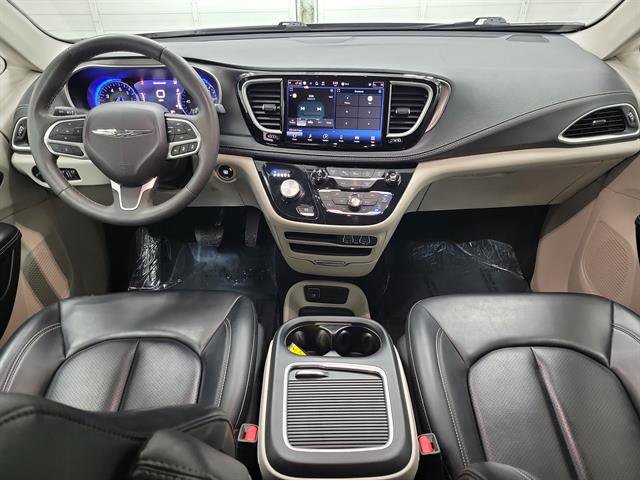 Used 2023 Chrysler Pacifica Touring-L image 12