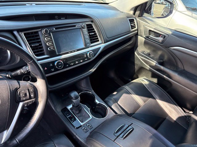 Used 2017 Toyota Highlander SE FWD image 8