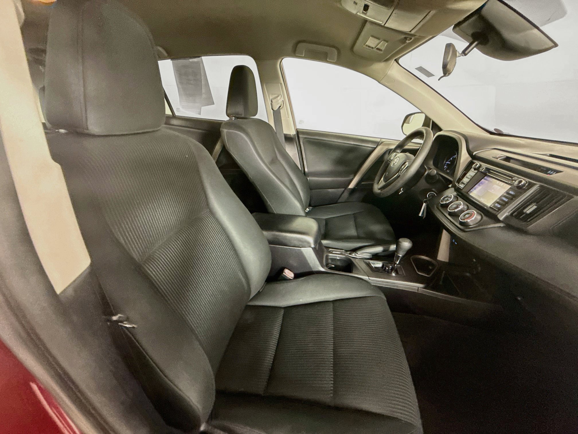 Used 2018 Toyota RAV4 LE FWD image 33