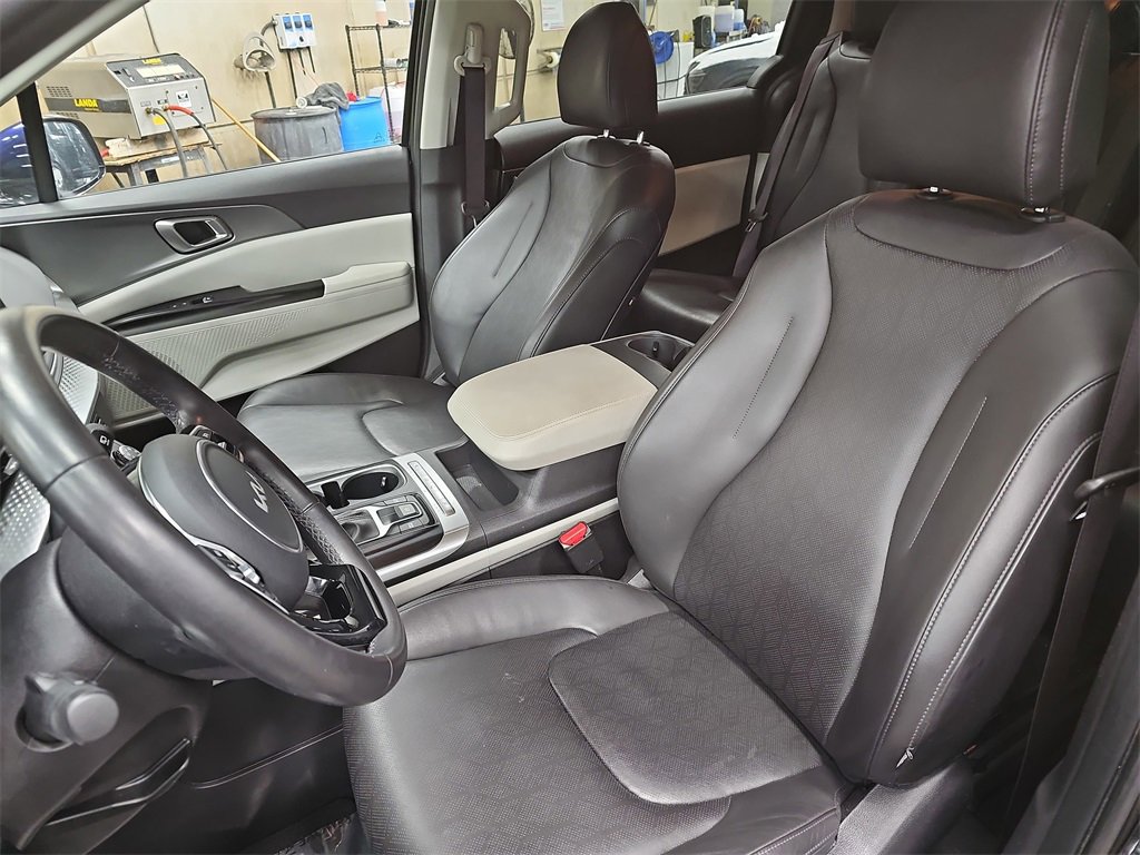 Used 2024 Kia Carnival LX image 15