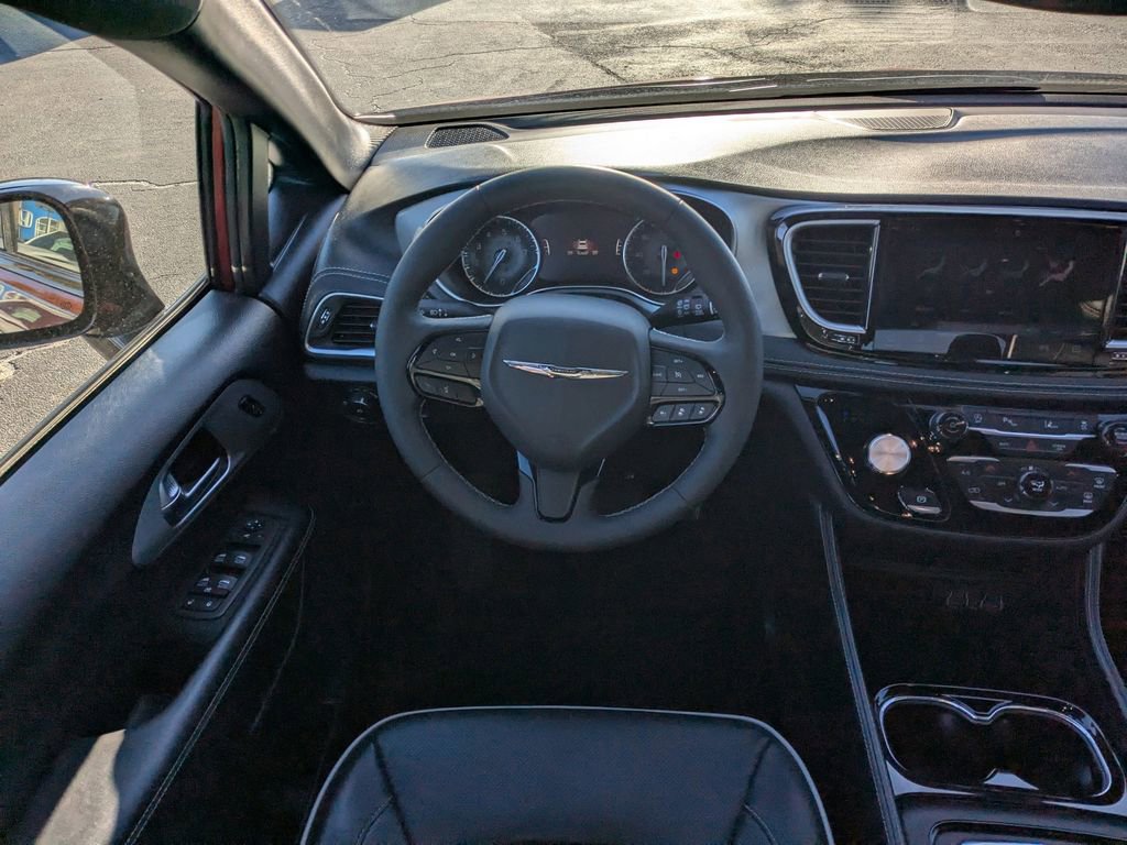 Used 2025 Chrysler Pacifica Limited FWD image 14