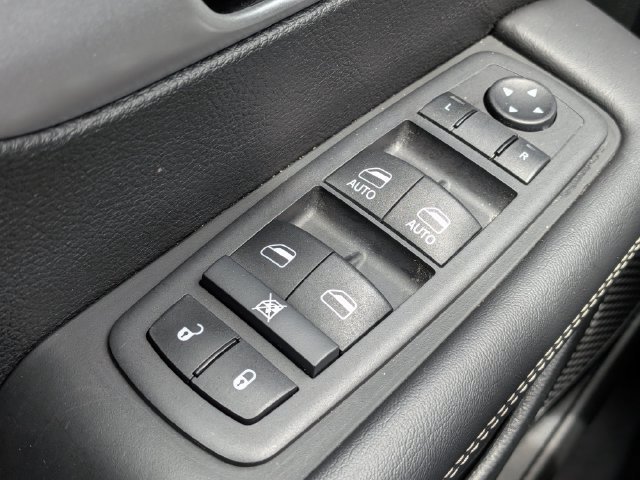 Used 2024 Chrysler Pacifica Limited FWD image 25
