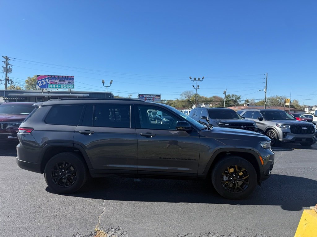 Used 2024 Jeep Grand Cherokee L Laredo image 2