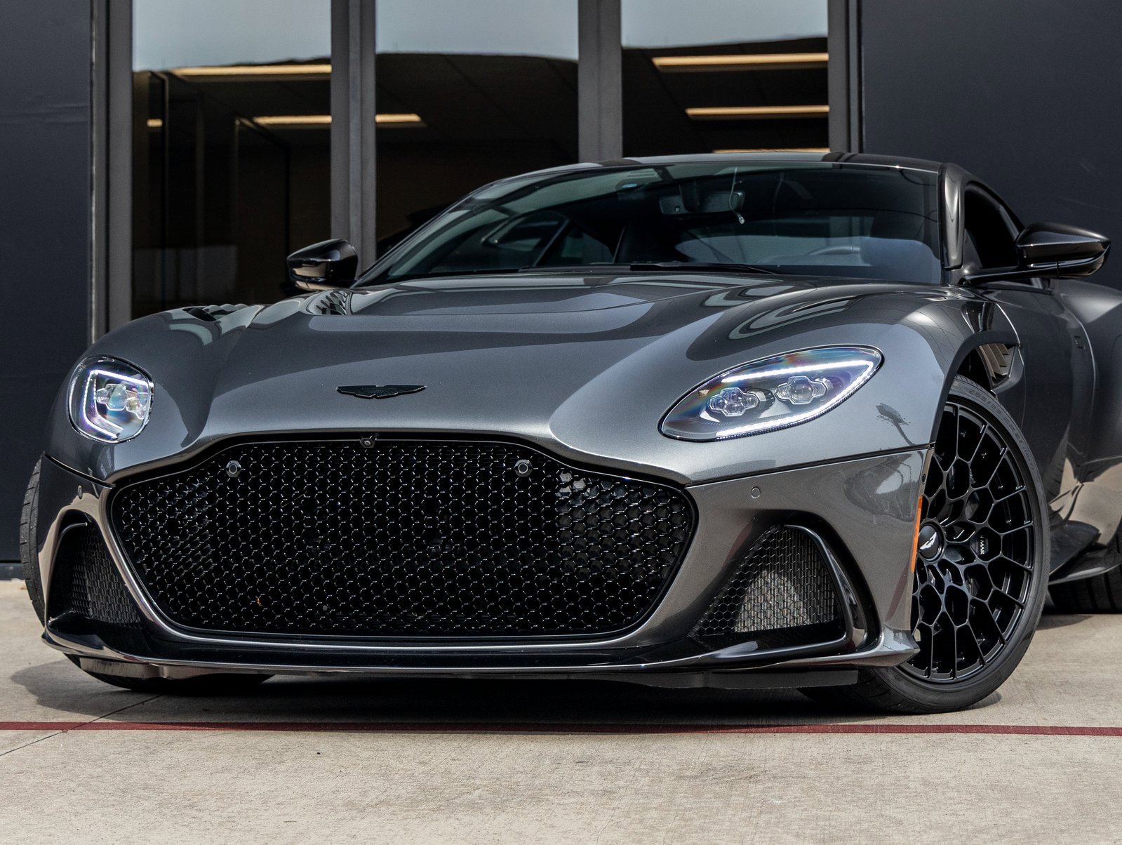 Used 2023 Aston Martin DBS Coupe image 3