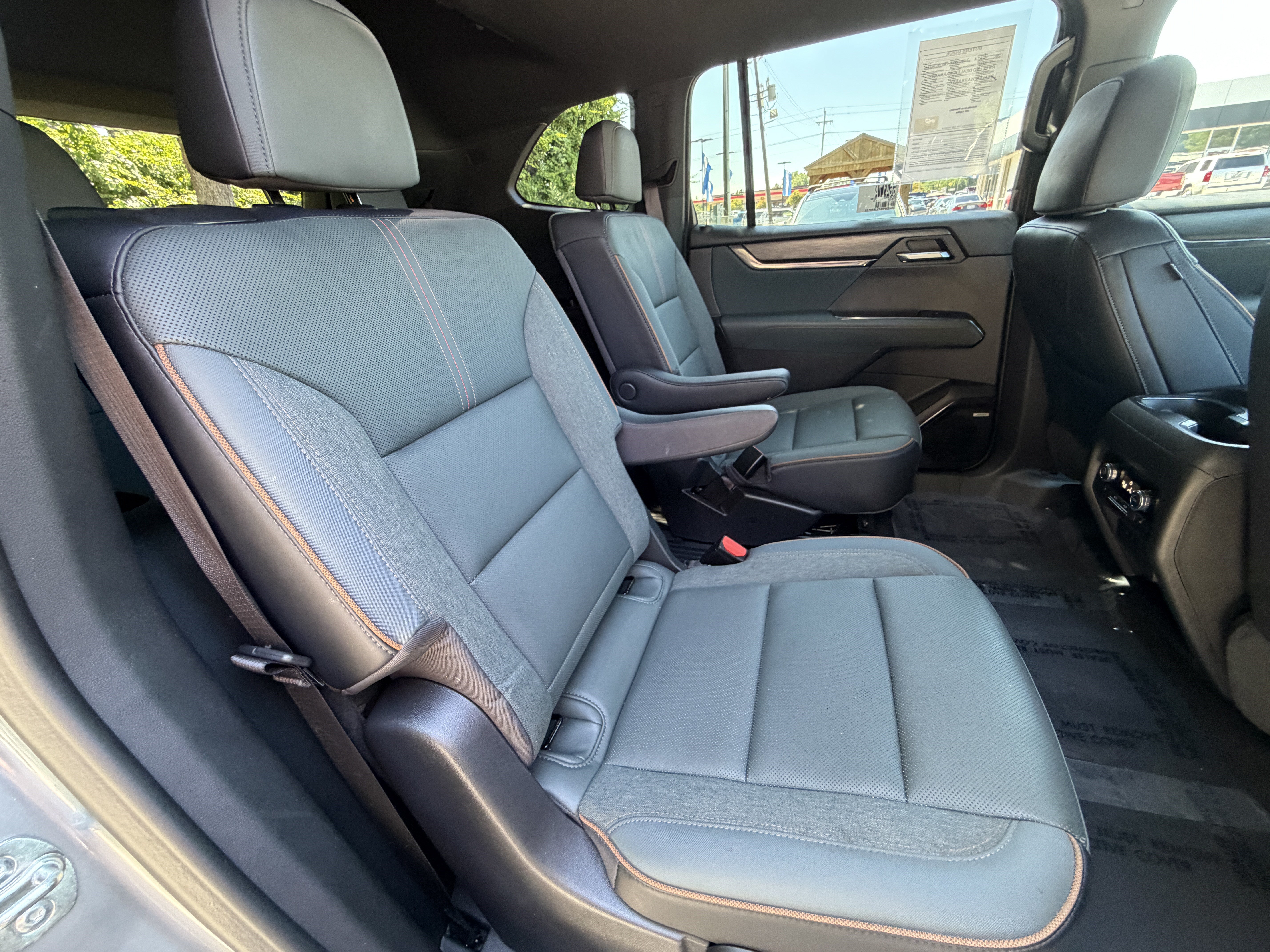 Used 2025 GMC Acadia AT4 w/ Luxury Package AWD/4WD image 19