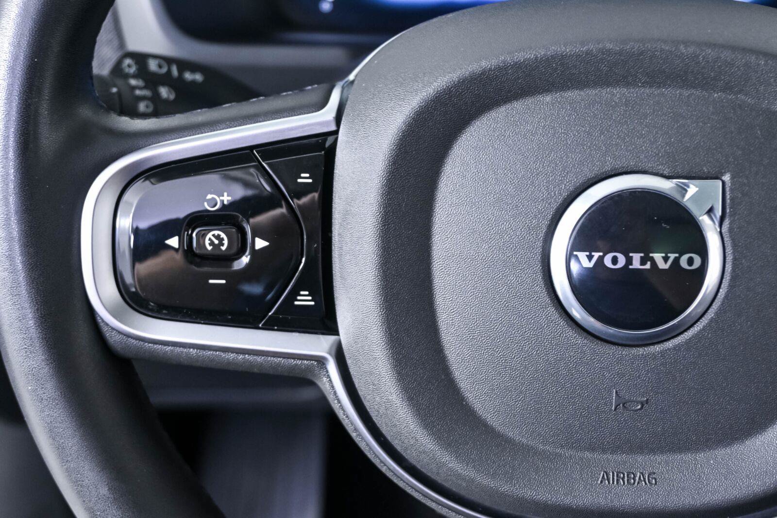 Certified 2025 Volvo XC90 T8 Core AWD/4WD image 9