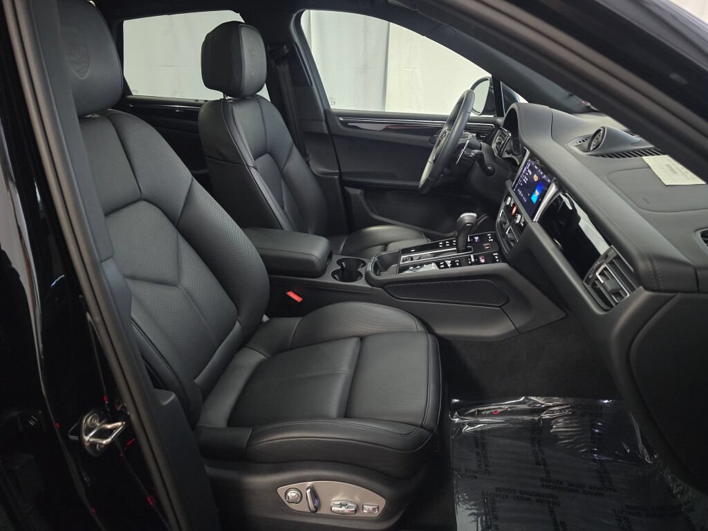 Certified 2026 Porsche Macan AWD/4WD image 27