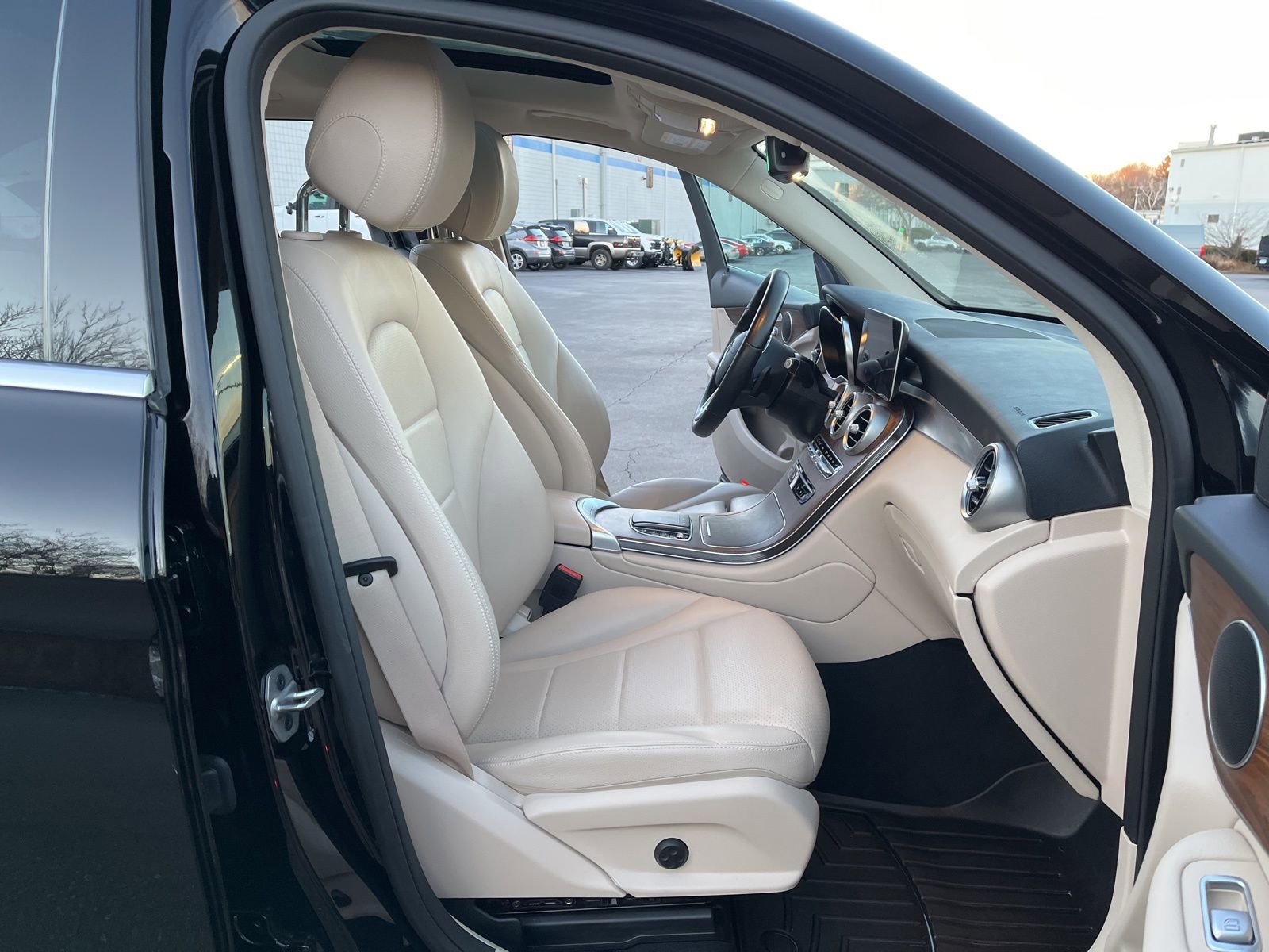 Used 2022 Mercedes-Benz GLC 300 4MATIC image 15