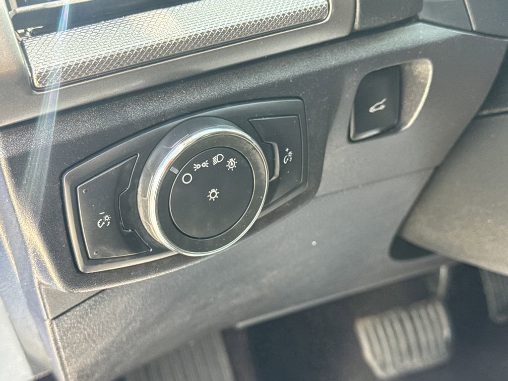 Used 2017 Ford Fusion SE w/ Fusion SE Technology Package FWD image 22