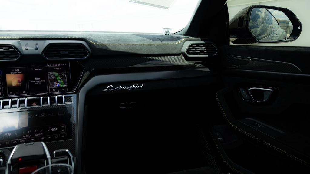 Used 2023 Lamborghini Urus Performante AWD/4WD image 32