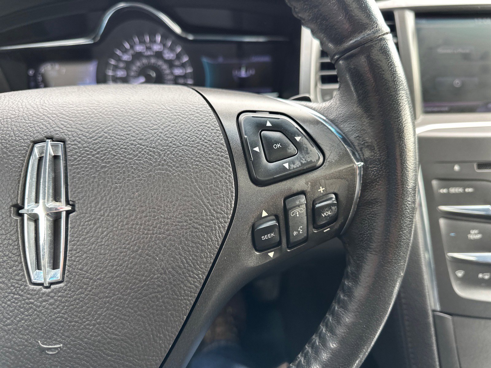 Used 2013 Lincoln MKS image 24