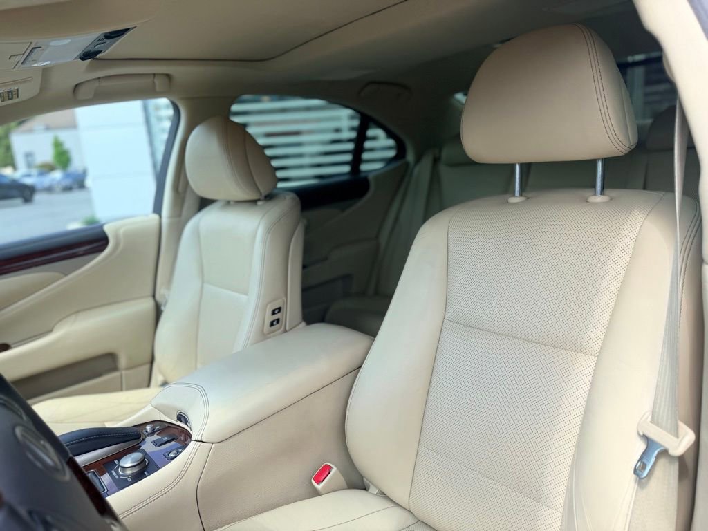 Used 2015 Lexus LS 460 w/ Comfort Package RWD image 6