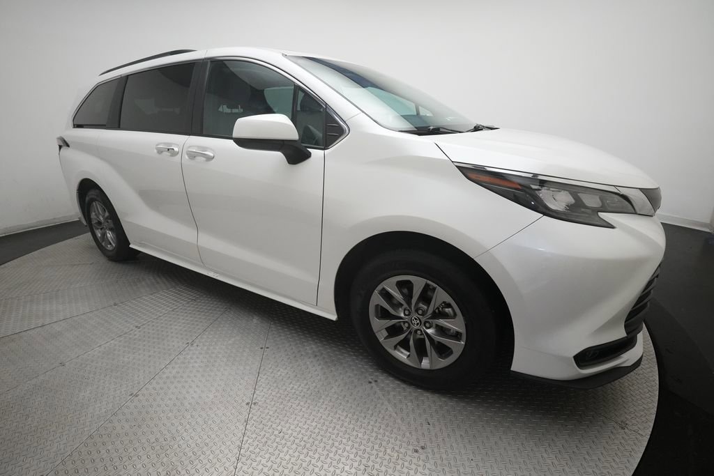Used 2025 Toyota Sienna XLE FWD image 38