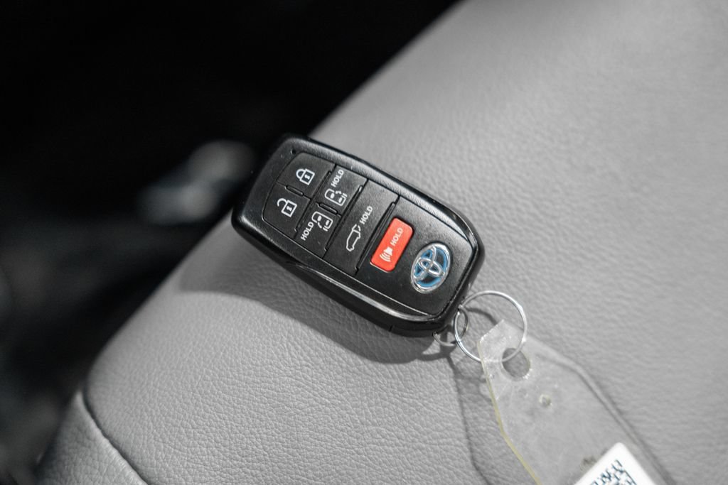 Used 2025 Toyota Sienna XLE FWD image 47