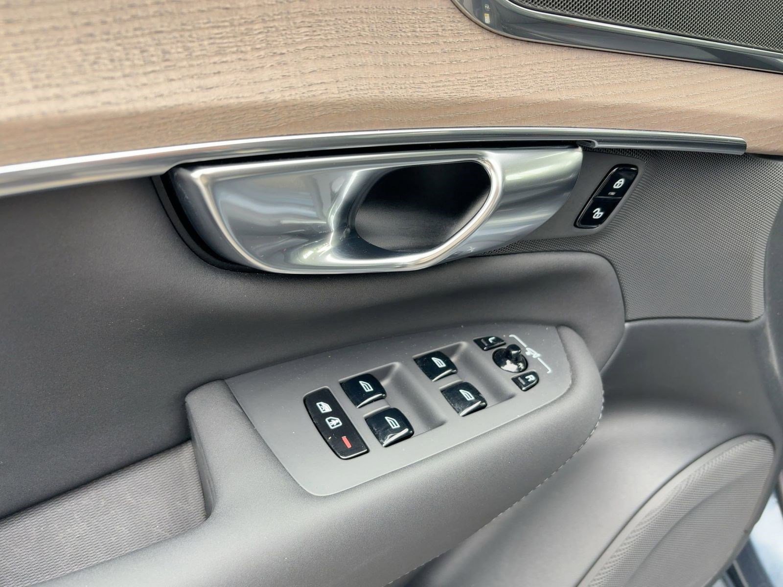 Certified 2025 Volvo XC90 B6 Plus image 13