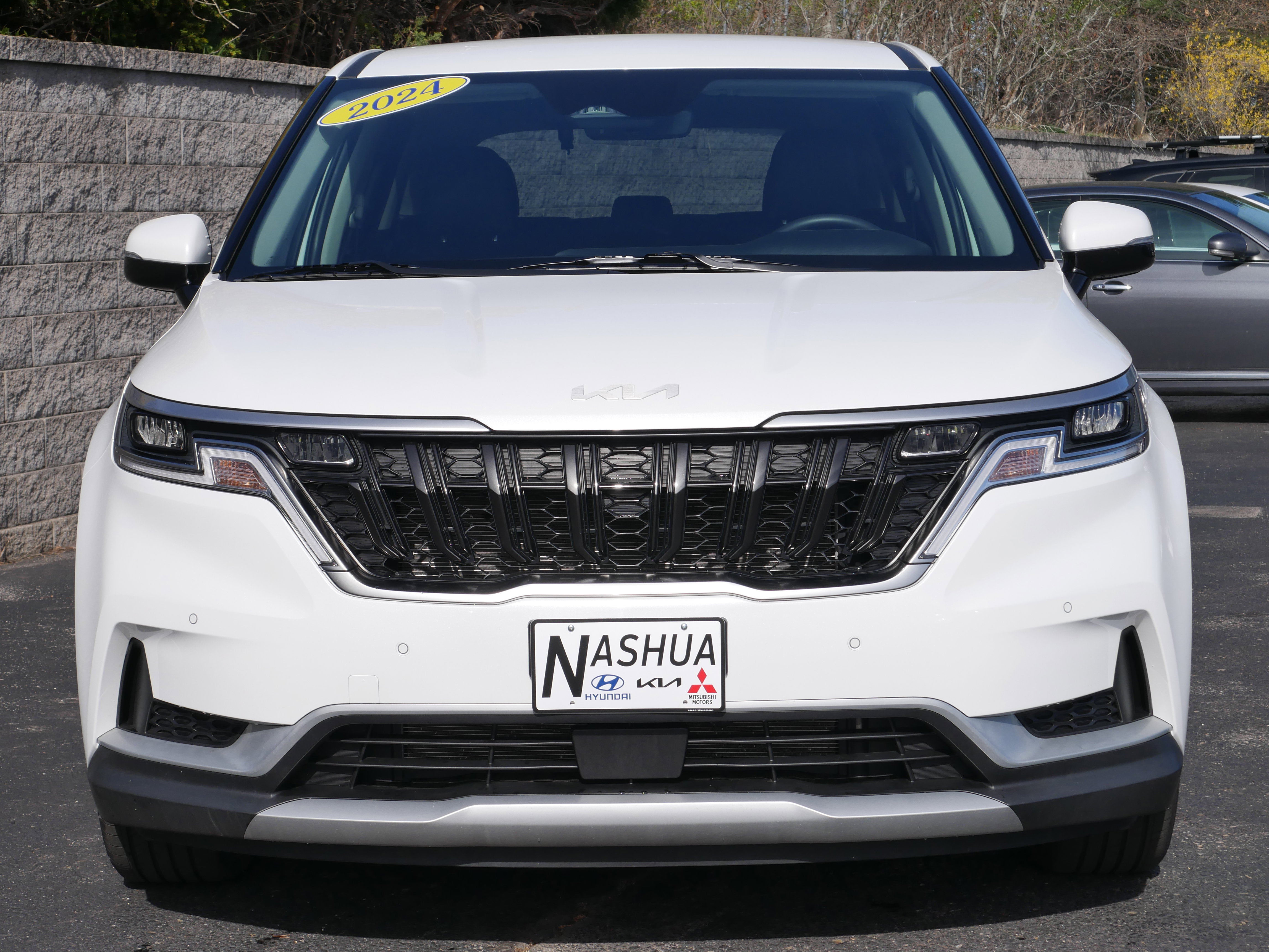 Used 2024 Kia Carnival EX FWD image 2
