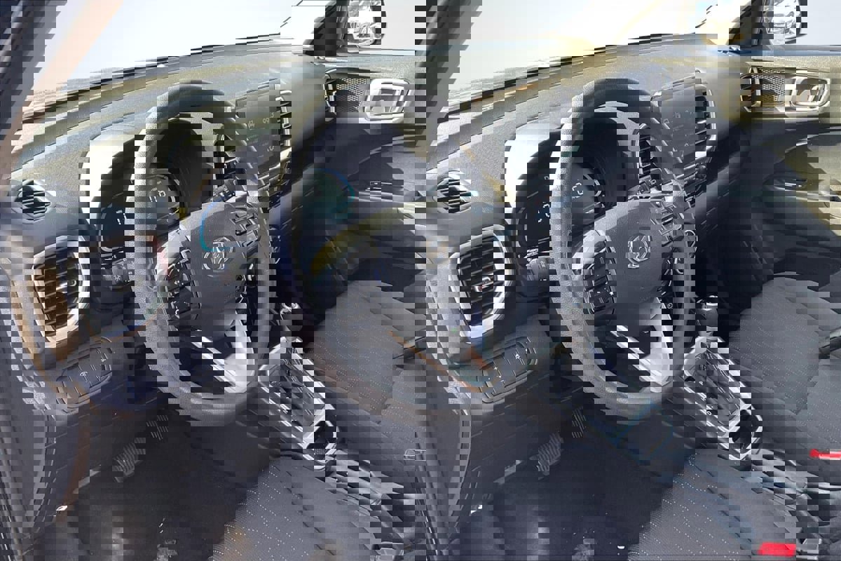 Used 2024 Hyundai Venue SE image 14