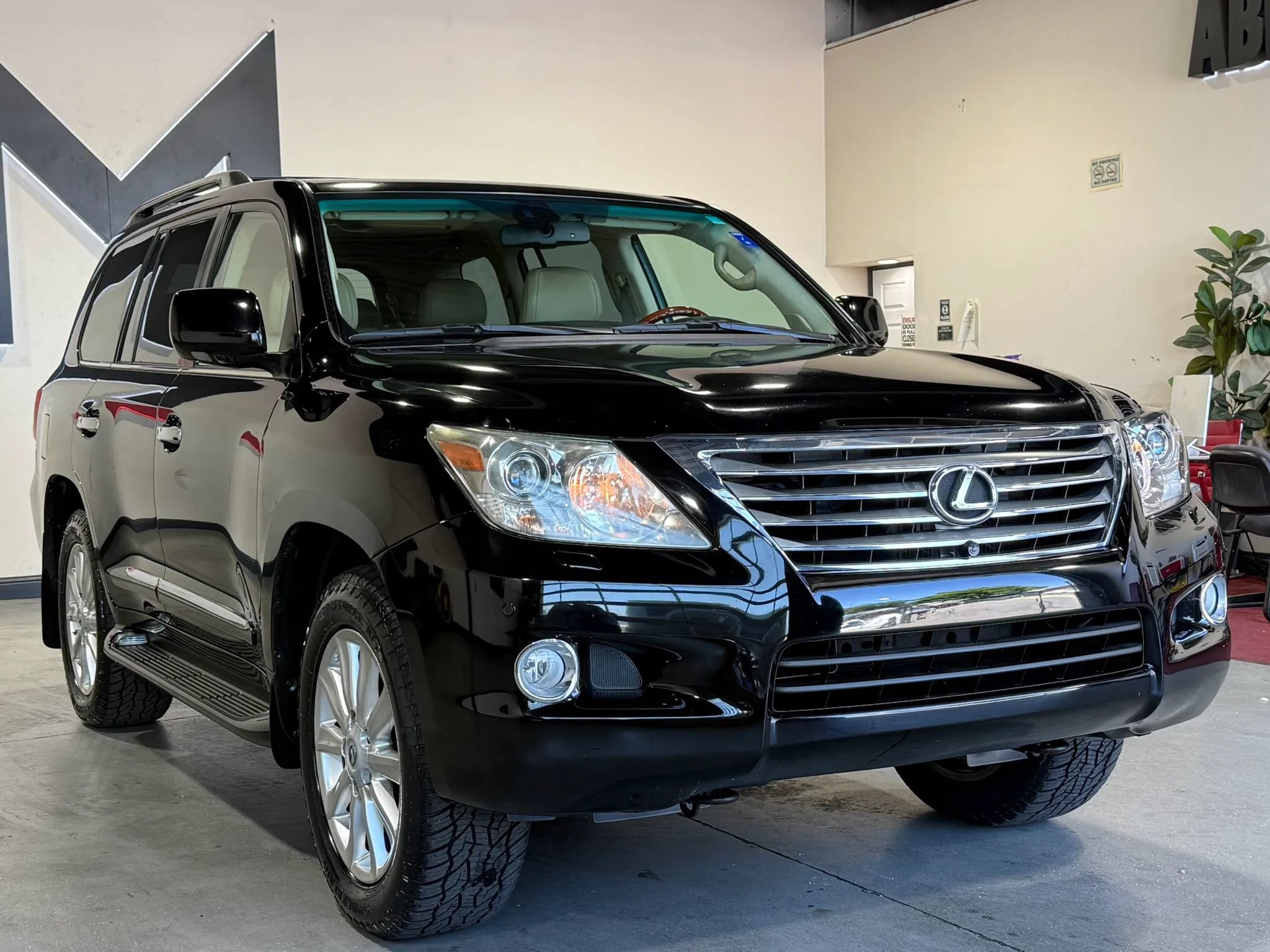 Used 2010 Lexus LX 570 4WD image 3