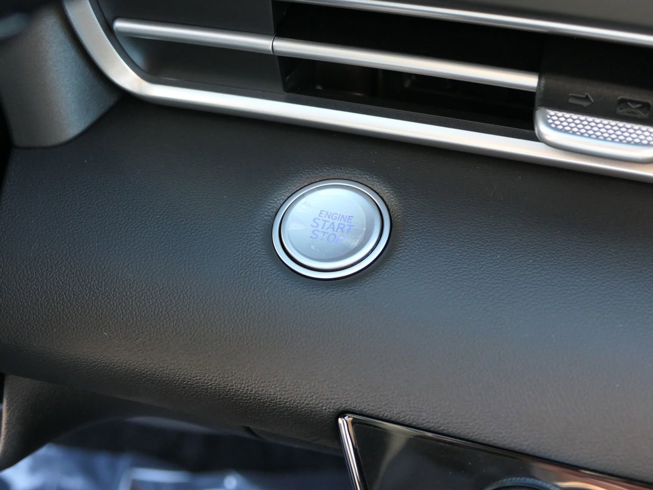 Used 2025 Hyundai Elantra Blue image 16