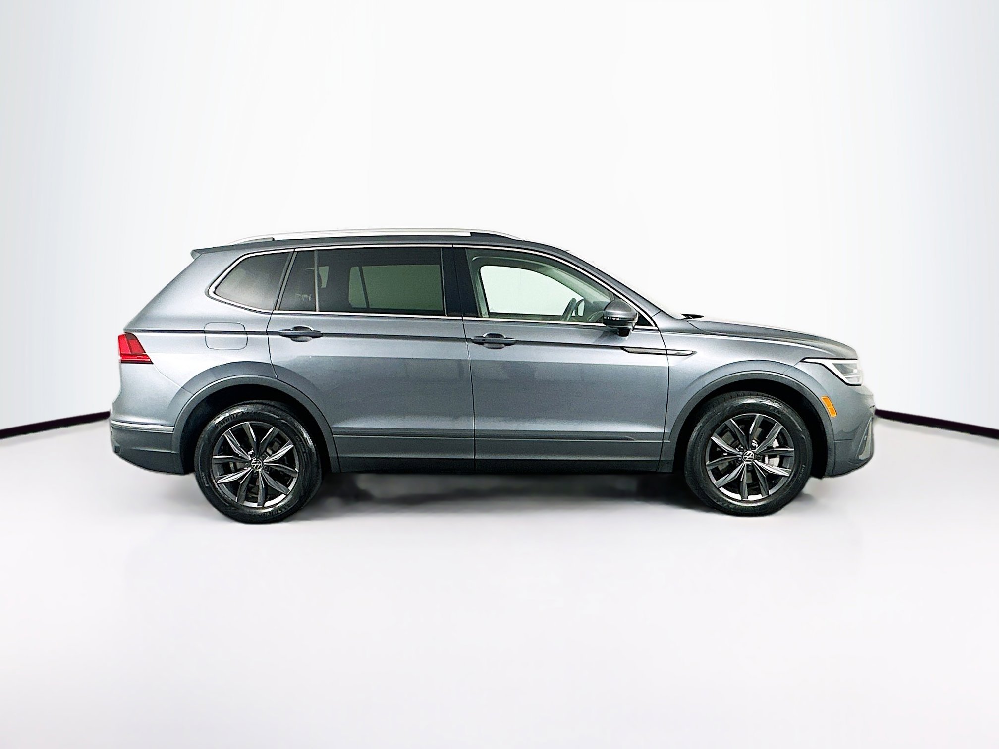 Used 2023 Volkswagen Tiguan SE w/ Panoramic Sunroof Package FWD image 10