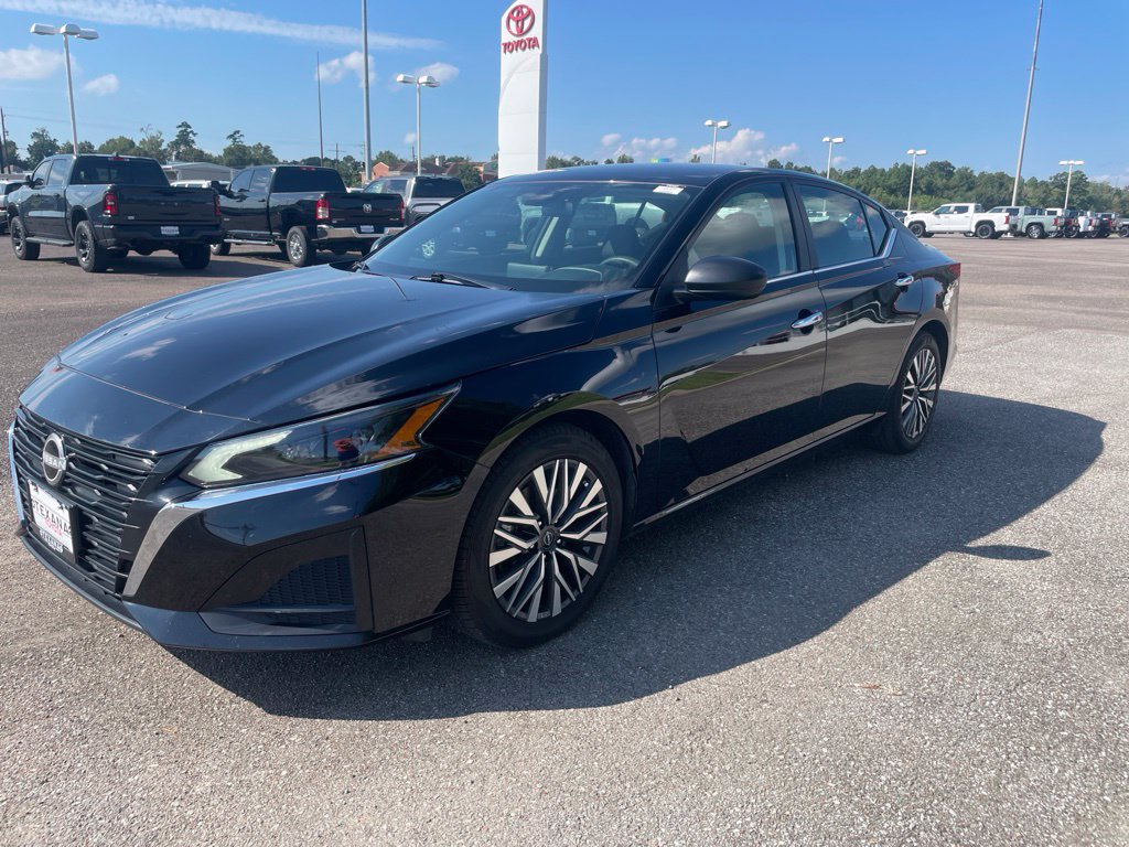 Used 2025 Nissan Altima 2.5 SV FWD image 3