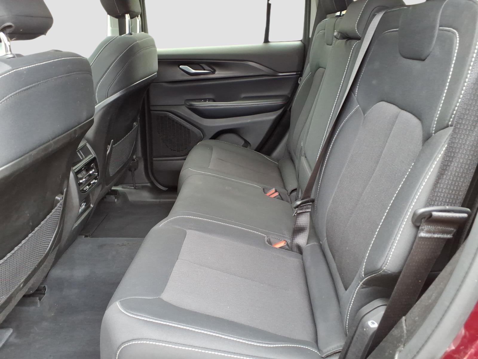 Used 2023 Jeep Grand Cherokee Laredo image 15