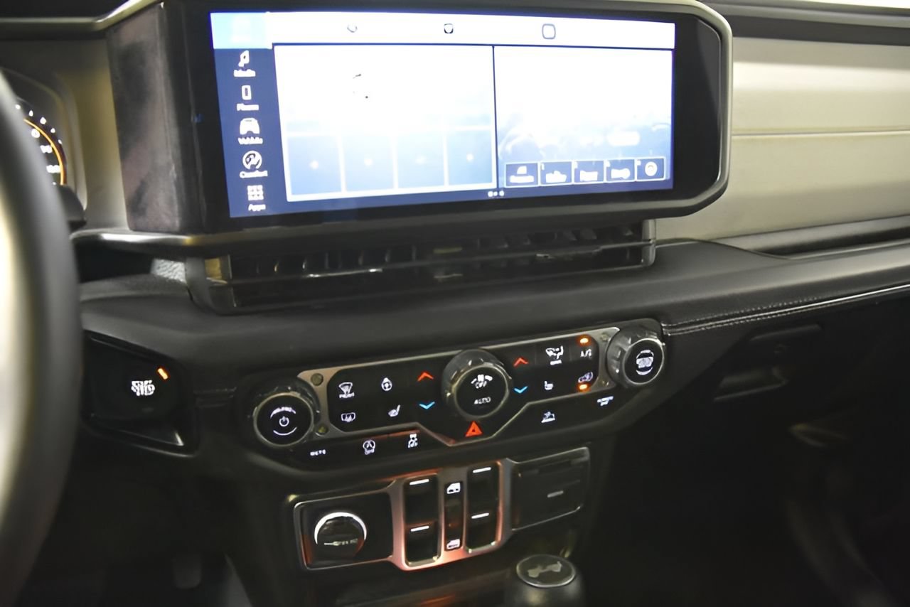 Used 2025 Jeep Wrangler Unlimited Sahara AWD/4WD image 23