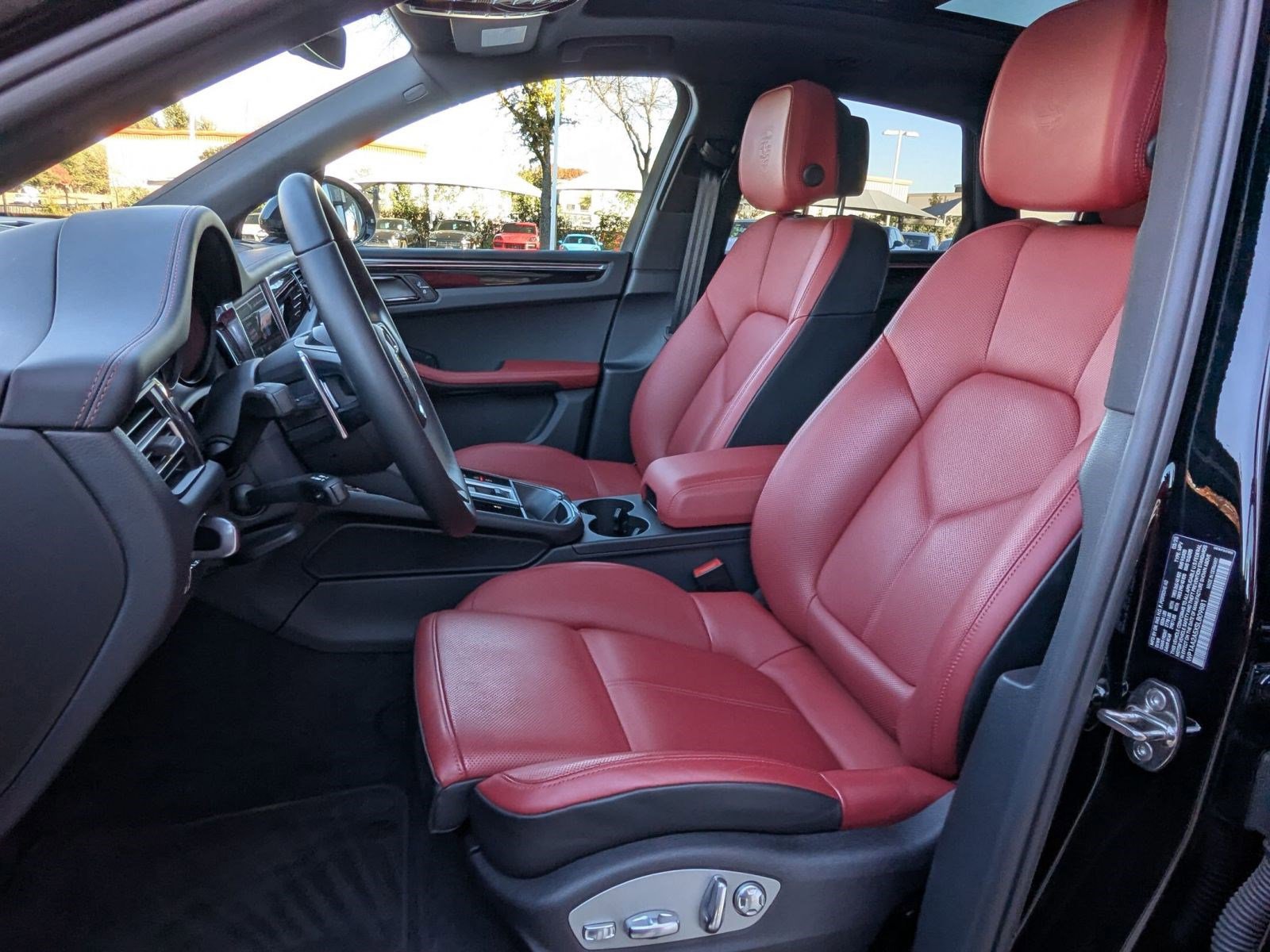 Used 2025 Porsche Macan image 5