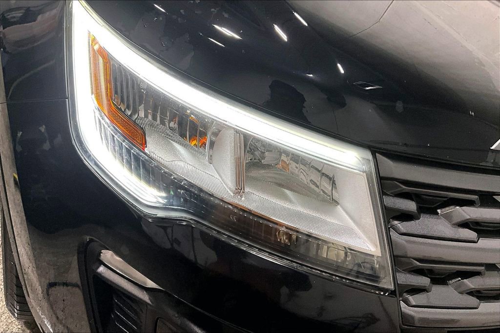 Used 2018 Ford Explorer XLT w/ XLT Appearance Package image 31