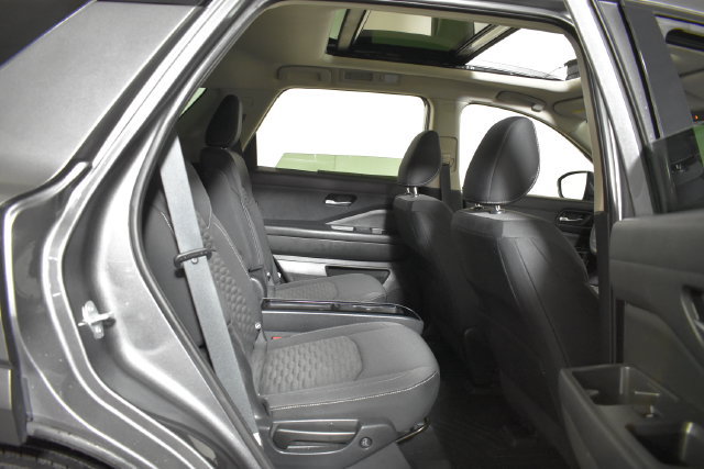 Used 2022 Nissan Pathfinder SV w/ SV Premium Package AWD/4WD image 34