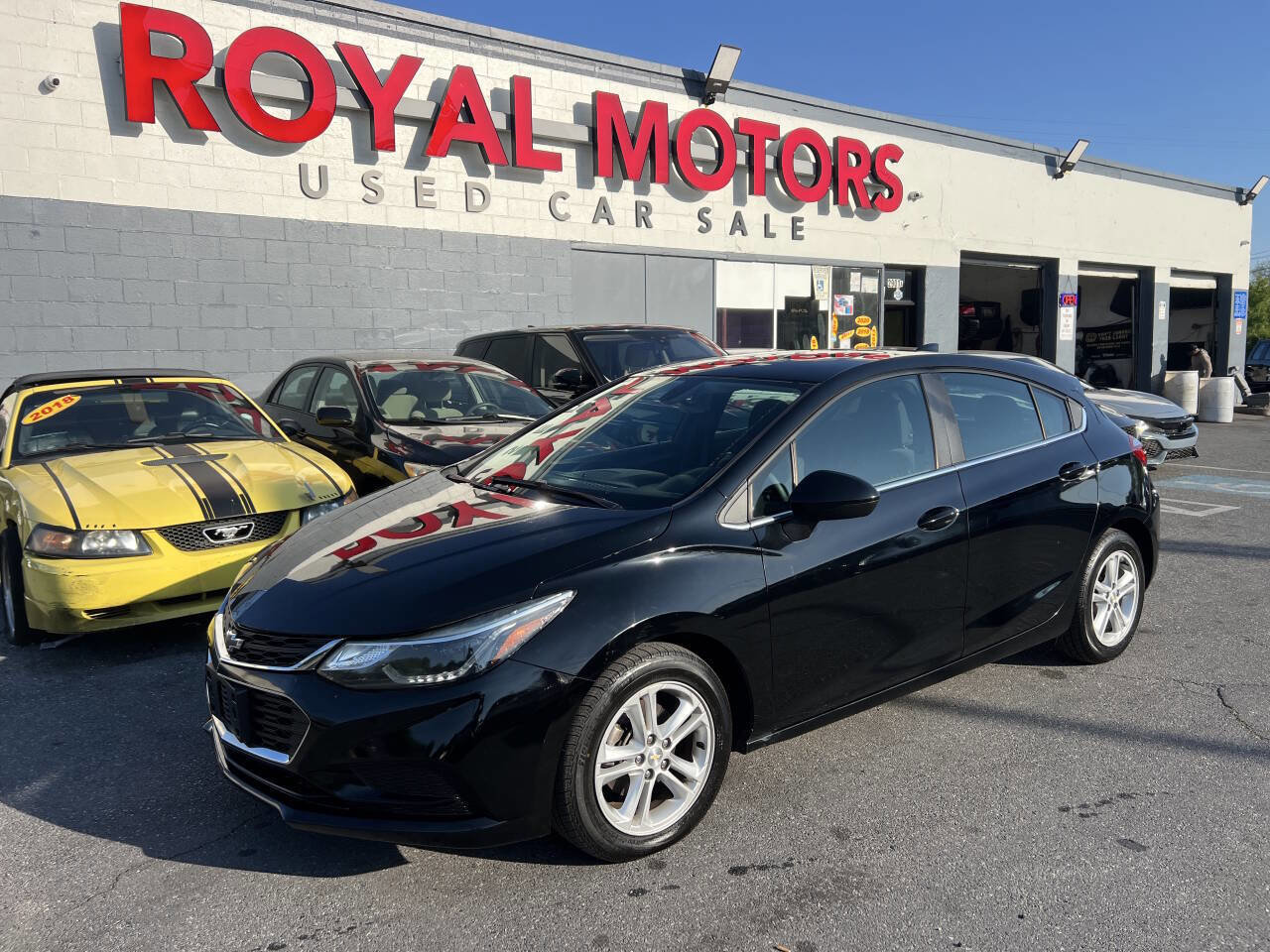 Used 2017 Chevrolet Cruze LT w/ Sun And Sound Package FWD image 1