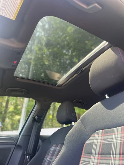 Used 2018 Volkswagen GTI SE FWD image 26