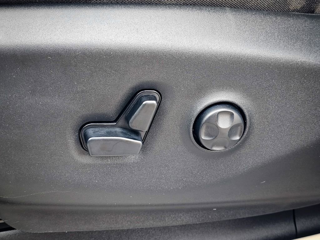 Used 2019 Chrysler Pacifica Limited FWD image 16